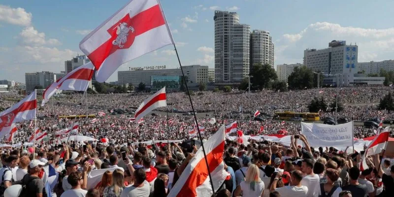 Em Belarus, manifestantes protestam  contra o presidente Aleksandr Lukashenko que está no poder desde 1994. Belarussos não reconhecem o resultado das última eleição que elegeu Lukashenko 
