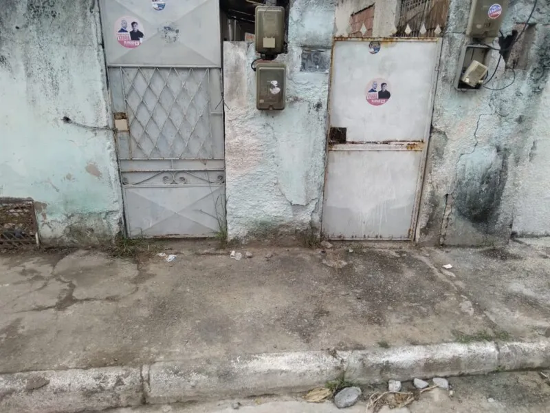 A fachada da casa foi limpa por agentes da prefeitura 