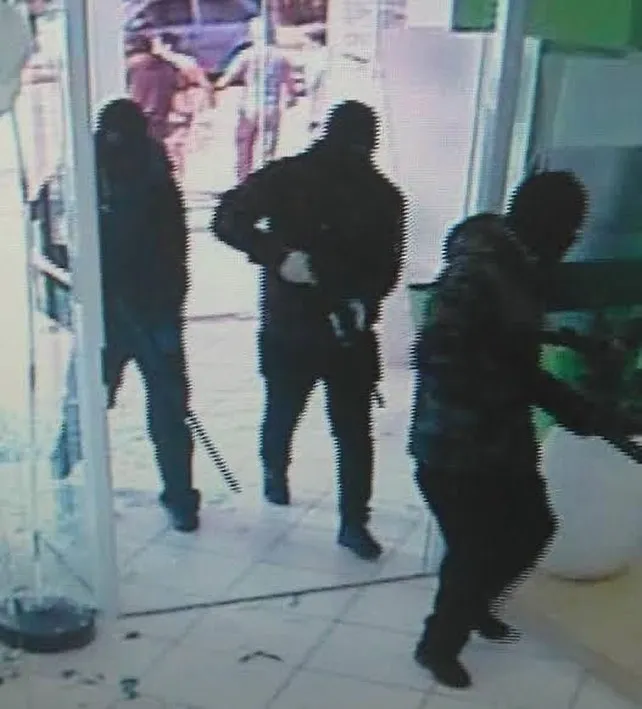 Os bandidos invadiram um banco