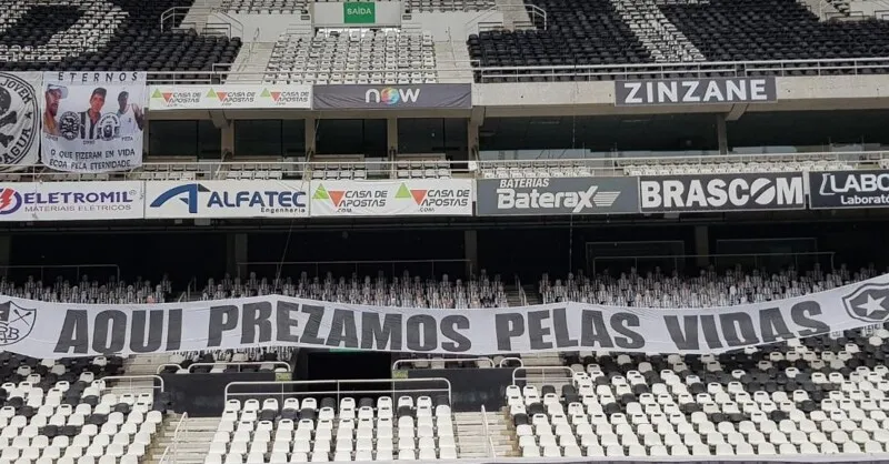 Faixa colocada por torcida organizada do Botafogo