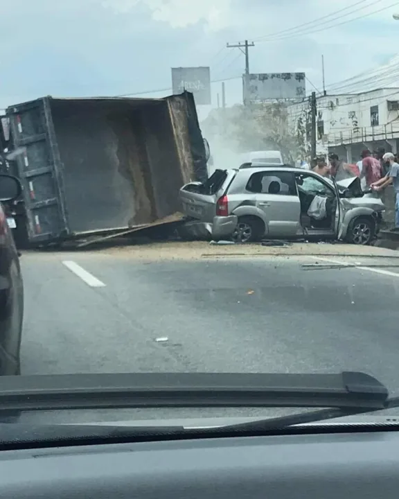 Acidente com caminhão interdita trecho na BR-101