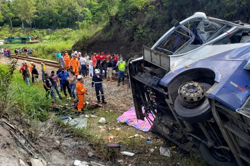 Imagem ilustrativa da imagem Sobe para 18 o número de mortos em acidente de ônibus em MG