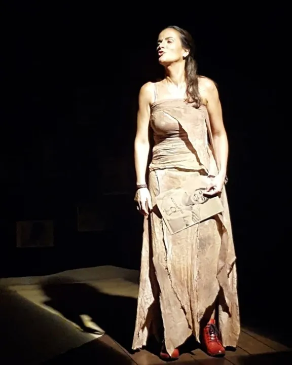 Atriz Rosite Val é uma das responsáveis pela adaptação teatral de “Mujeres de Arena - um grito contra os feminicídios”