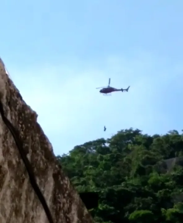 O resgate foi feito por um helicóptero dos Bombeiros