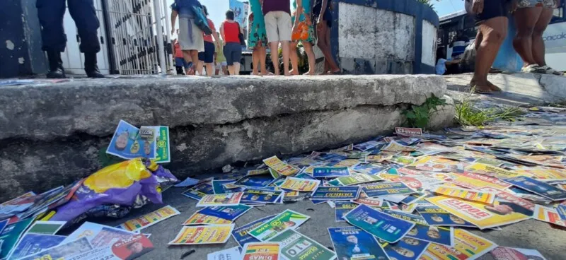 Rua está coberta por santinhos de candidatos 