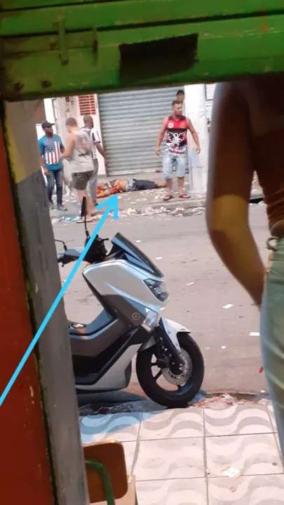 Uma pessoa é flagrada deitada no chão, mas segundo a polícia, não há registro de mortos ou feridos 