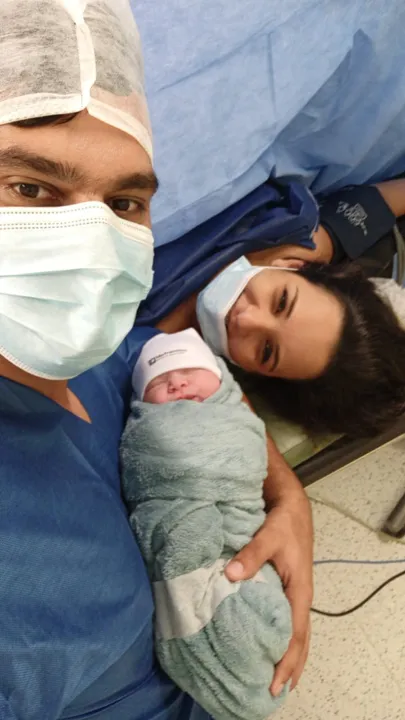 Adriano e Beatriz segurando a pequena Lavínia 
