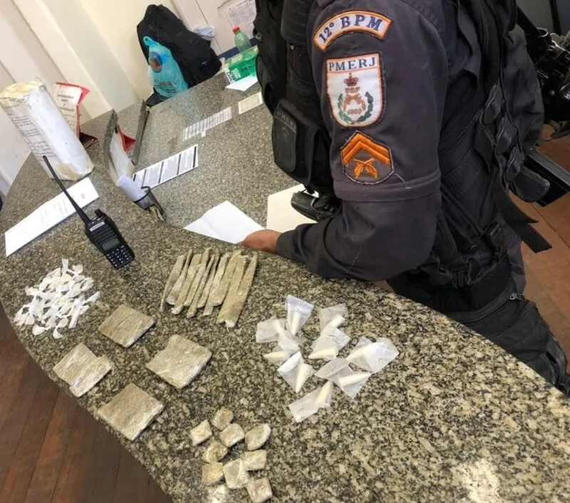  O acusado apresentou resistência a prisão e chegou a entrar em luta corporal com um dos agentes, mas acabou sendo imobilizado.