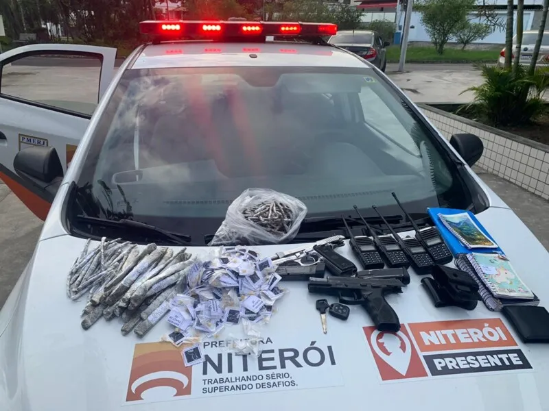 Foram apreendidos pistolas, rádios transmissores e drogas 