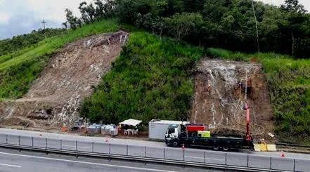 A contenção de taludes é realizada constantemente pela equipe de engenharia da Concessionária