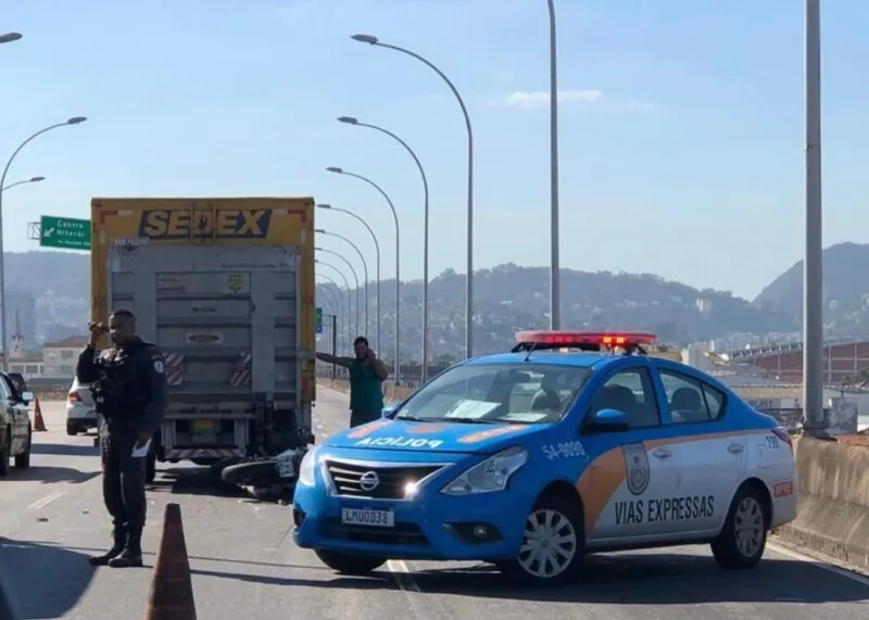Uma moto colidiu com um caminhão