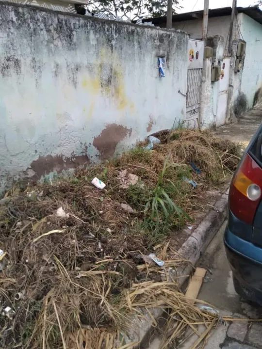 O lixo está na frente da casa da família 