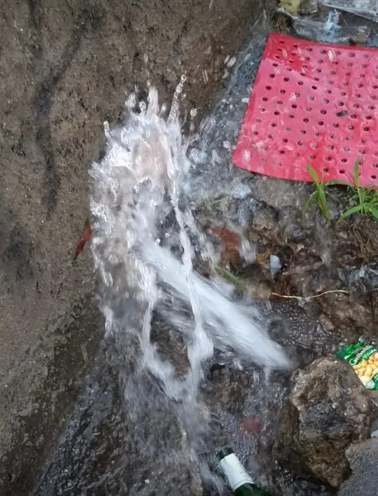 A água que jorra é potável, segundo o denunciante