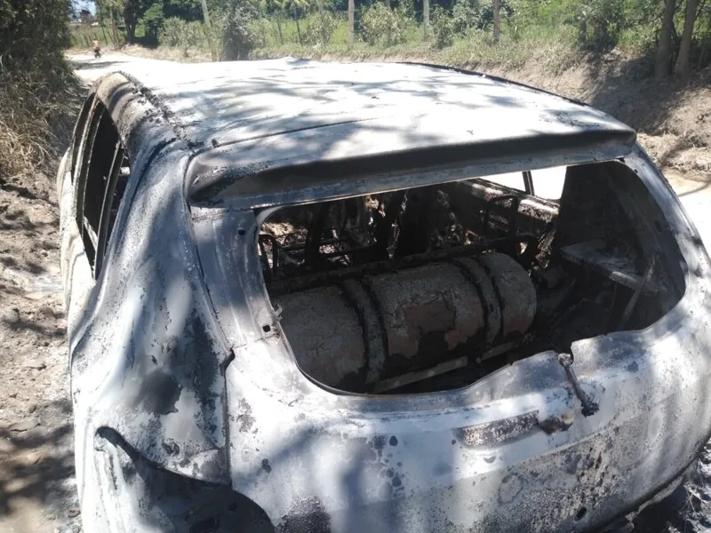 Corpo carbonizado é encontrado dentro de veículo