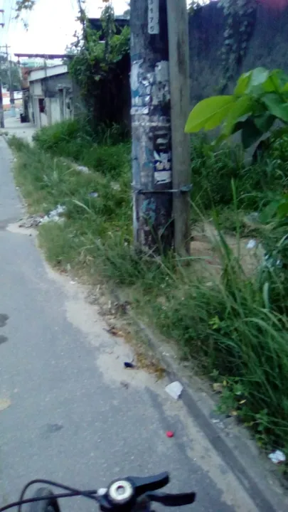 O poste antigo está escorado em uma madeira 