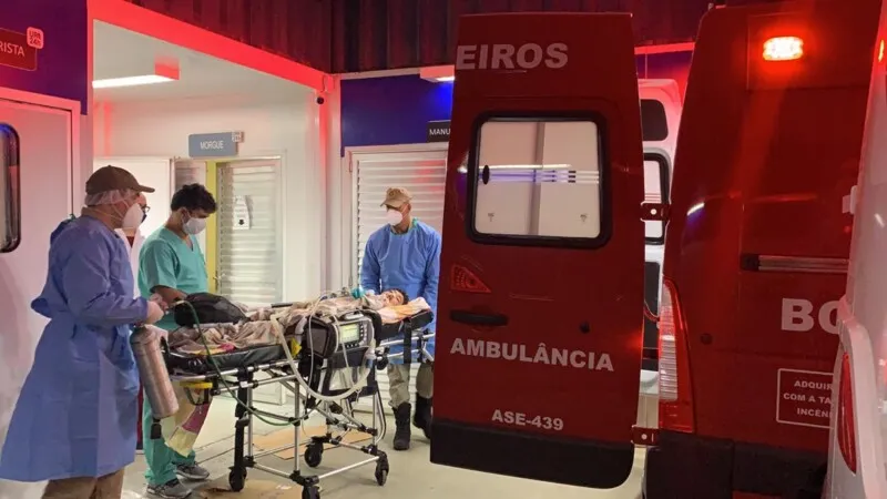 Bombeiros transportam o menino da UPA de Itaperuna para o helicóptero da Marinha