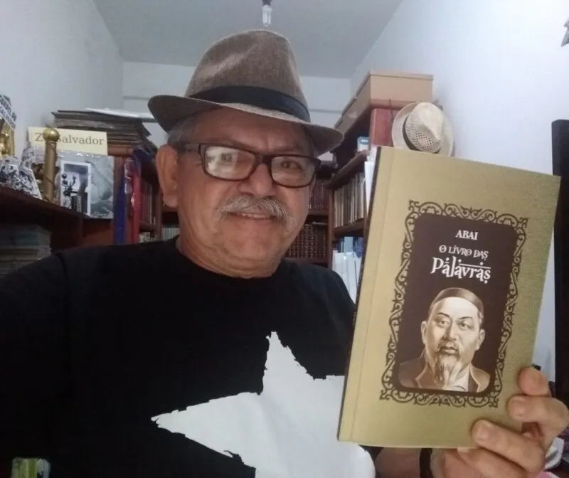 Cordelista segura o único livro de Abai Qunanbayuly que foi traduzido para a língua portuguesa