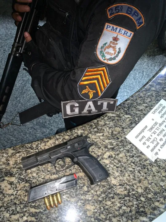 Na ação, os bandidos apreenderam drogas, uma pistola de 9mm com a numeração suprimida e outros objetos