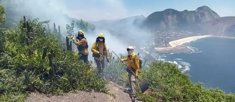 O fogo teria começado num local de difícil acesso