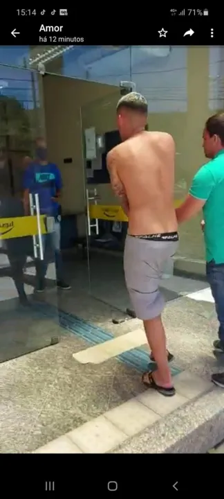 O traficante, de vulgo Léo, arrombou a porta do quarto onde a menor dormia e a agrediu violentamente, usando, inclusive, uma faca
