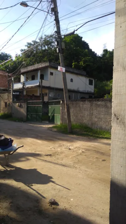 Os moradores do local sofrem com o medo da queda do poste 