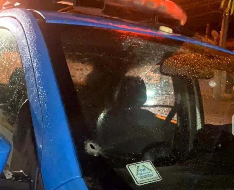 A viatura chegou a ser atingida pelo disparo
