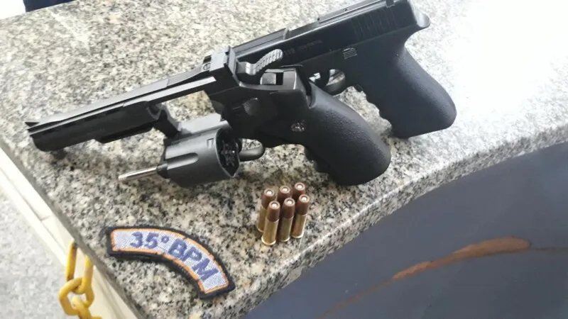  Na casa do homem os policiais encontraram simulacros de pistola e revólver