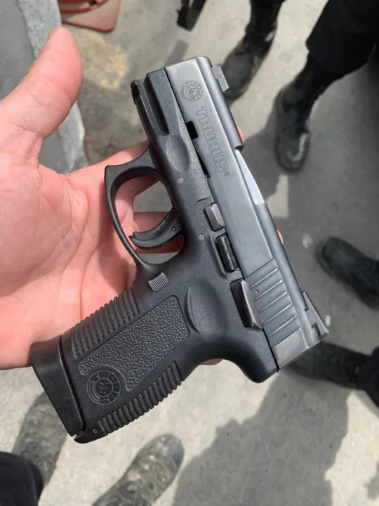 Na fuga, os criminosos deixaram uma pistola cair no chão