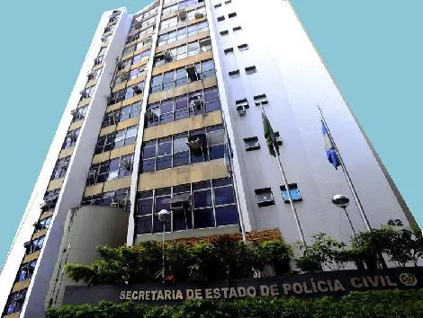 O grupo, três de São Paulo, um de Minas Gerais, e dois do Rio de Janeiro, também é acusado de tentar assaltar um delegado e sua família