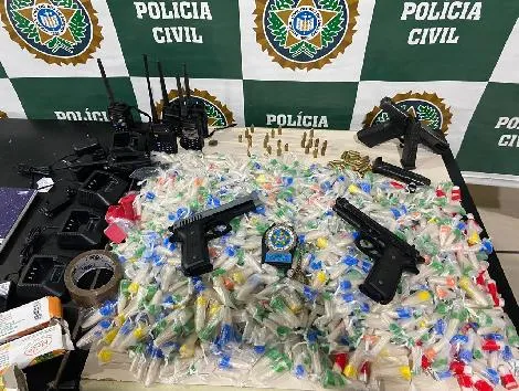 Todo o material foi encontrado com a dupla