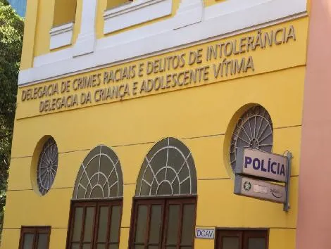 Um deles tentou agredir o padre que realizava a missa