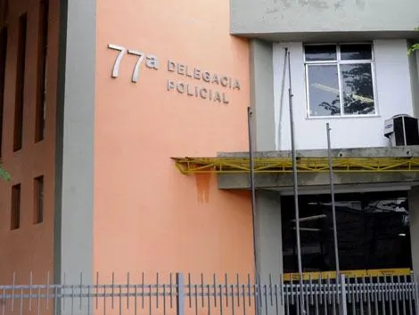 A suspeita foi levado para a 77ªDP (Icaraí), onde a ocorrência foi registrada.