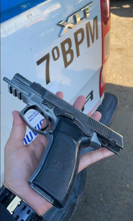 Uma pistola foi apreendida com os suspeitos