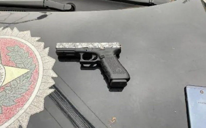 Cacau foi preso em flagrante com uma pistola e dois carregadores 