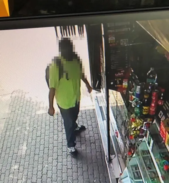 O assaltante levou cerca de dez pacotes de cigarros, que de acordo com o dono, eram da melhor qualidade, além de R$ 800 em espécie que estavam no caixa, levando ainda o celular da funcionária