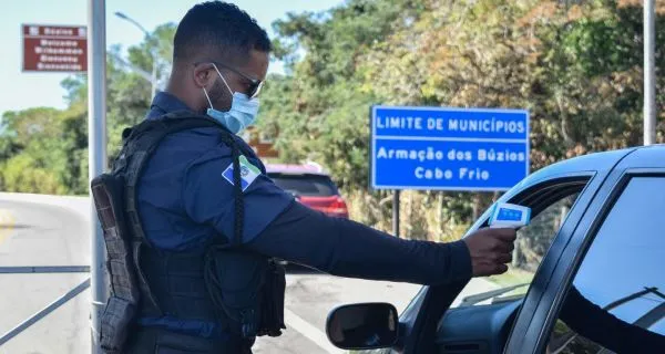 População protesta contra lockdown
