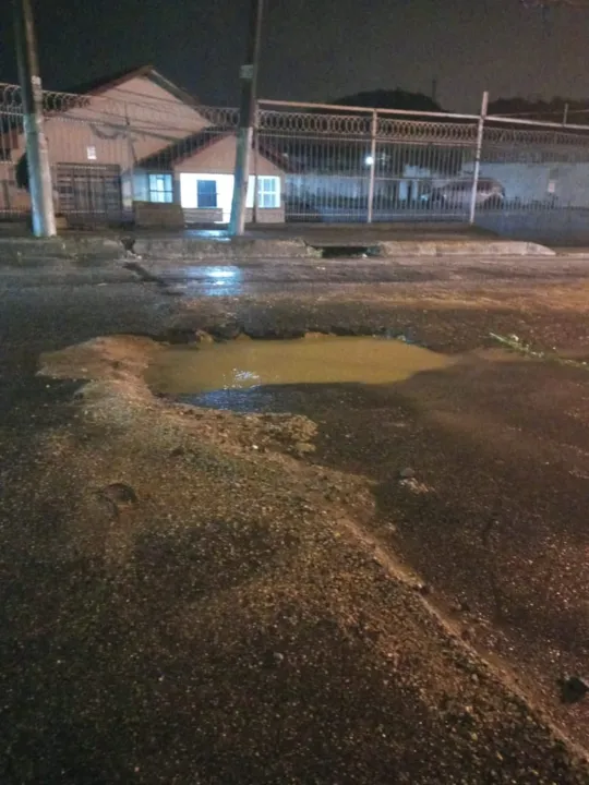 O buraco, segundo os moradores, foi feito pela Cedae