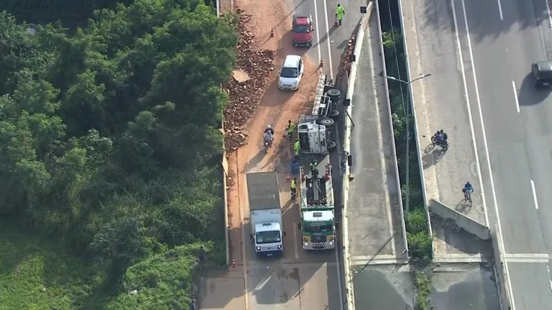 O acidente ocorreu na manhã desta segunda-feira (23)