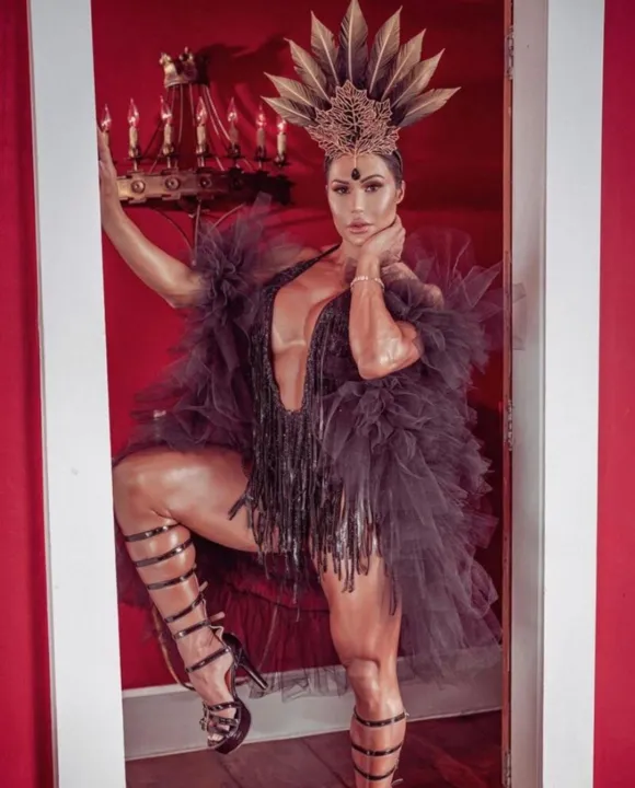 Gracyanne Barbosa é Rainha de Bateria da União da Ilha