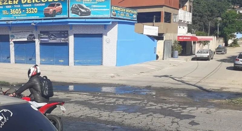 As pessoas que passam pelo local tomam um "banho" de esgoto