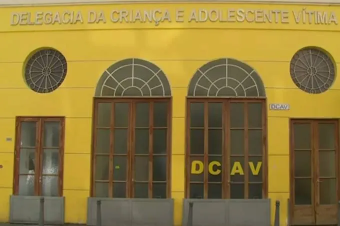 Os crimes eram praticados na casa em que a vítima mora com a sua mãe