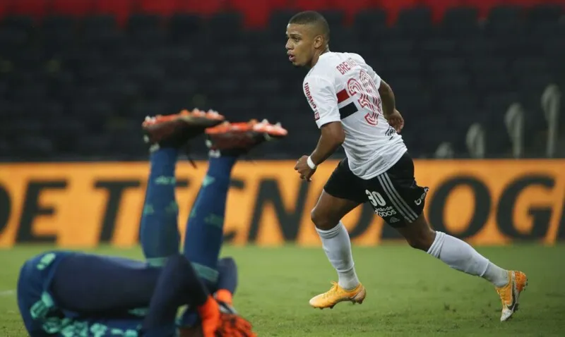 Brenner fez os dois gols da vitória do tricolor paulista