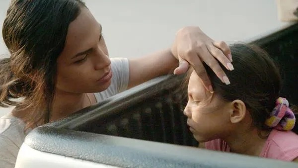 Cenas do filme 'Pelo Nome de Tânia' disponível na plataforma on-line 