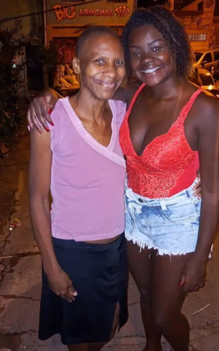Estudante de 21 anos cria vaquinha online para vizinha que sofre de câncer