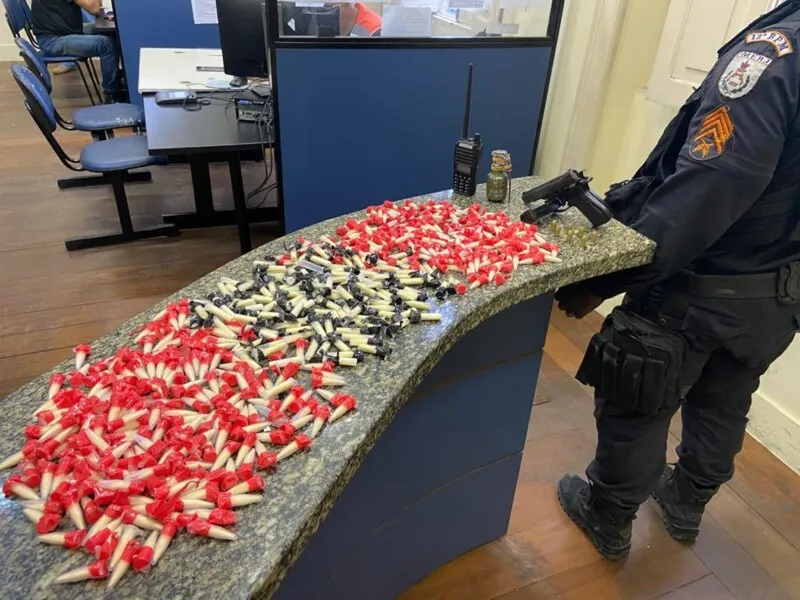 Foram apreendidos armamentos e entorpecentes 