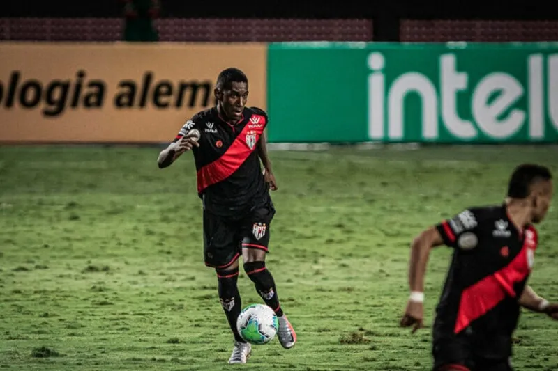 Luan Sales era lateral-direito do Atlético-GO