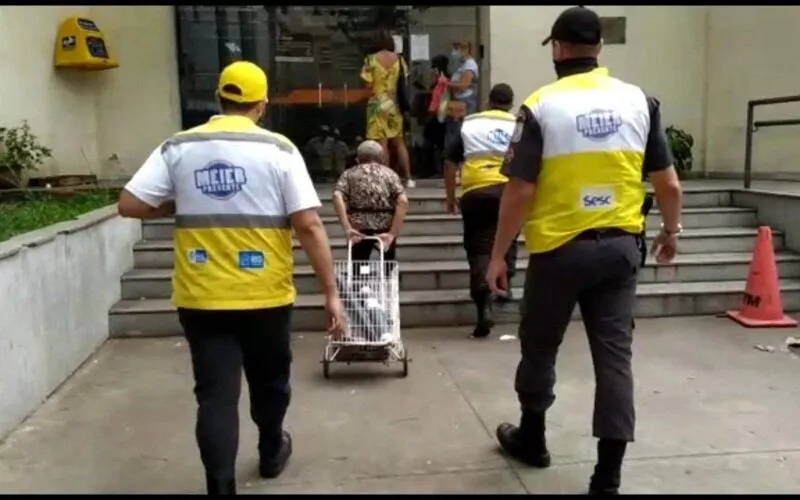 A idosa era conhecida na região por pedir dinheiro para cuidar de cachorro, mas usava a quantia para benefício próprio