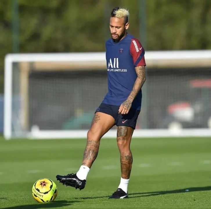 Imagem ilustrativa da imagem Neymar desfalca PSG na estreia do novo técnico devido a lesão