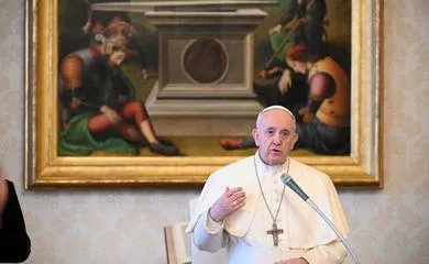 A mensagem semanal, que antes era realizada em uma janela no Palácio Apostólico de frente a Praça de São Pedro, agora está sendo feita internamente no vaticano