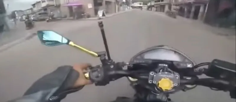 O motociclista explica que os documentos do veículo estão em dia no Detran